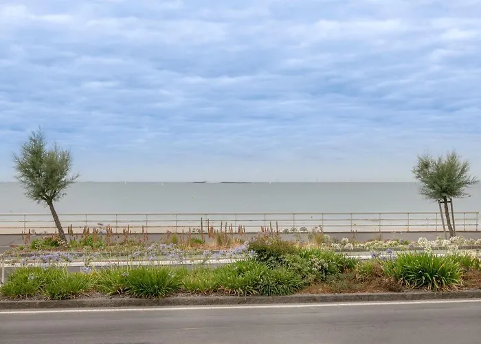 Emplacement Ideal En Front De Apartment *